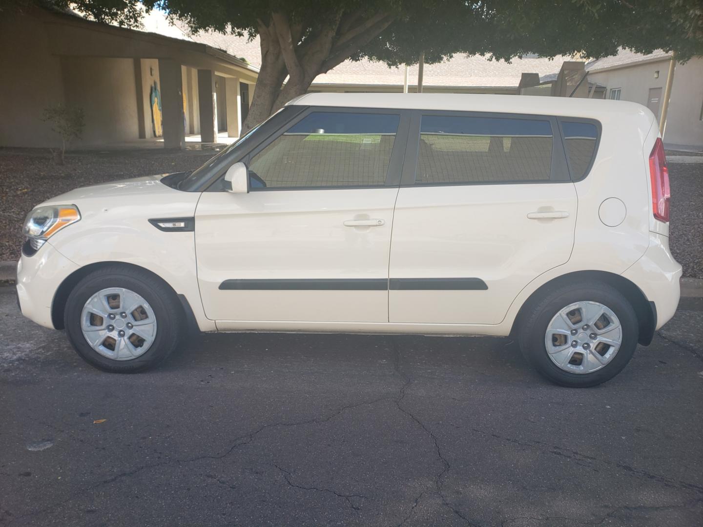 2013 WHITE /black Kia Soul base (KNDJT2A51D7) with an 1.6l i4 engine, 4-Speed Automatic transmission, located at 323 E Dunlap Ave., Phoenix, AZ, 85020, (602) 331-9000, 33.567677, -112.069000 - 2013 Kia Soul,.......EXCELLENT condition, A Real Must See!!.... Ice cold A/C, No accidents, Power everything, Stereo/cd player, Phone sync, Bluetooth, Satellite compatible, Clean black interior with black cloth seats in near perfect condition, power windows, power door locks, clean Arizona title, Ru - Photo#6